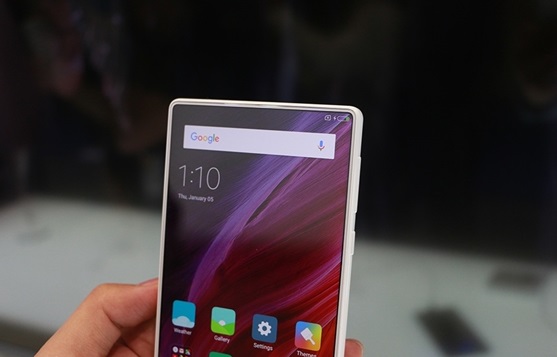 Белый Xiaomi Mi MIX показан на CES 2017 Белый Xiaomi Mi MIX показан на CES 2017